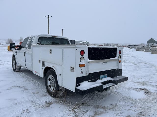 Image of Ford F-350 equipment image 2