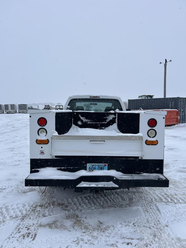 Image of Ford F-350 equipment image 3