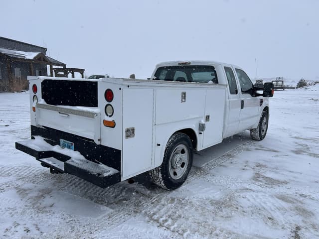 Image of Ford F-350 equipment image 4