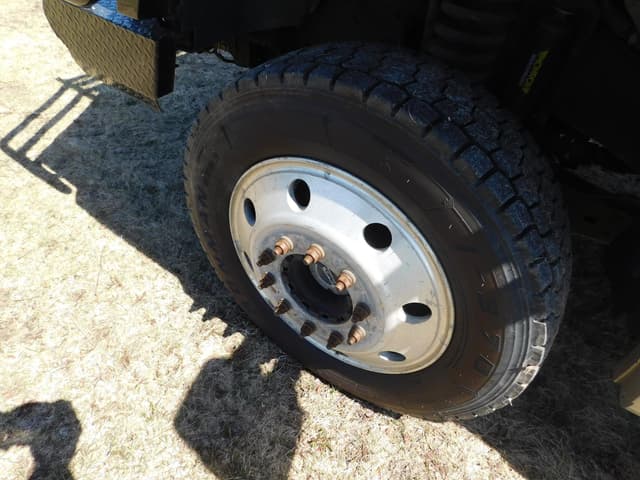 Image of Ford F-450 equipment image 3