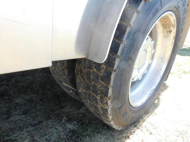 Image of Ford F-450 equipment image 4