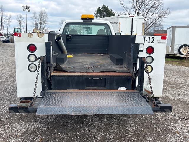 Image of Ford F-450 equipment image 3