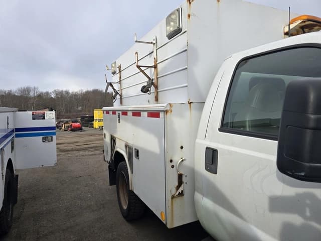 Image of Ford F-450 equipment image 4