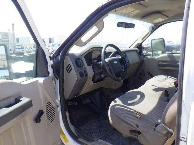 Image of Ford F-450 equipment image 4