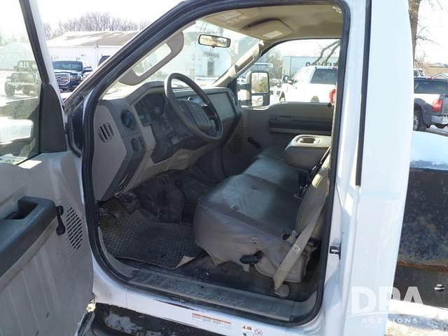 Image of Ford F-450 equipment image 4