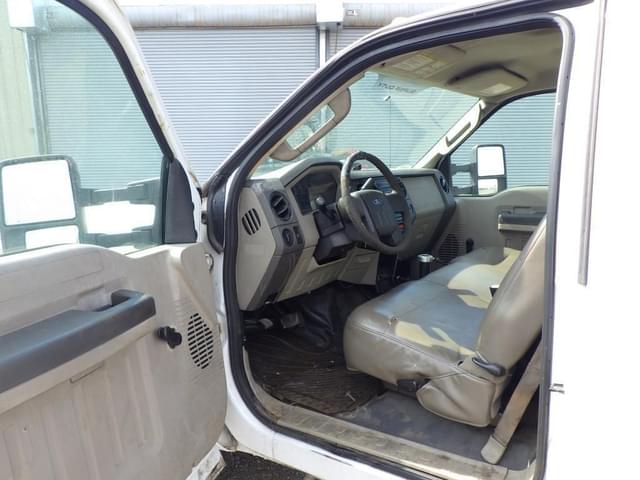 Image of Ford F-550 equipment image 4
