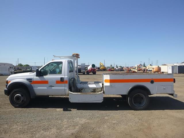 Image of Ford F-550 equipment image 4