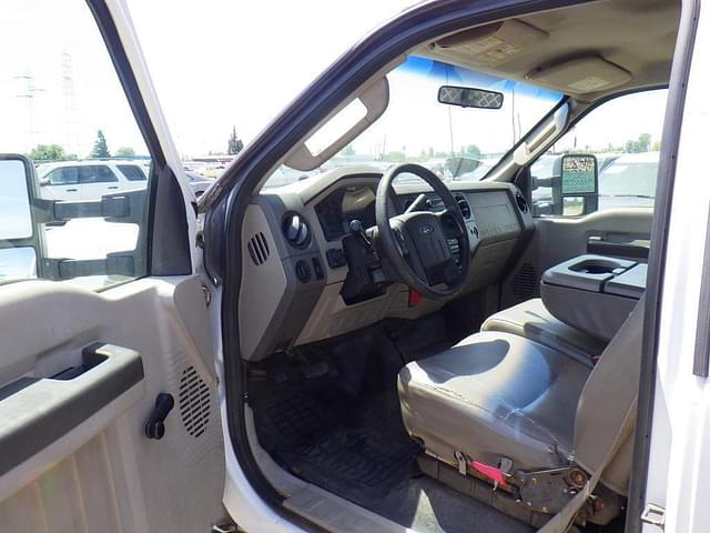 Image of Ford F-550 equipment image 4