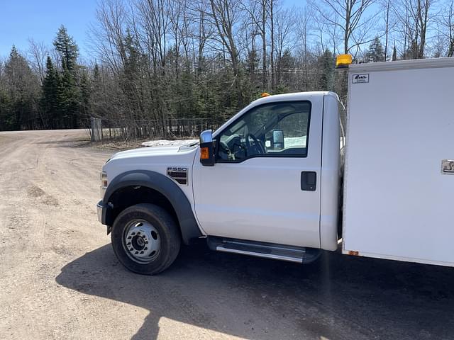 Image of Ford F-550 equipment image 4