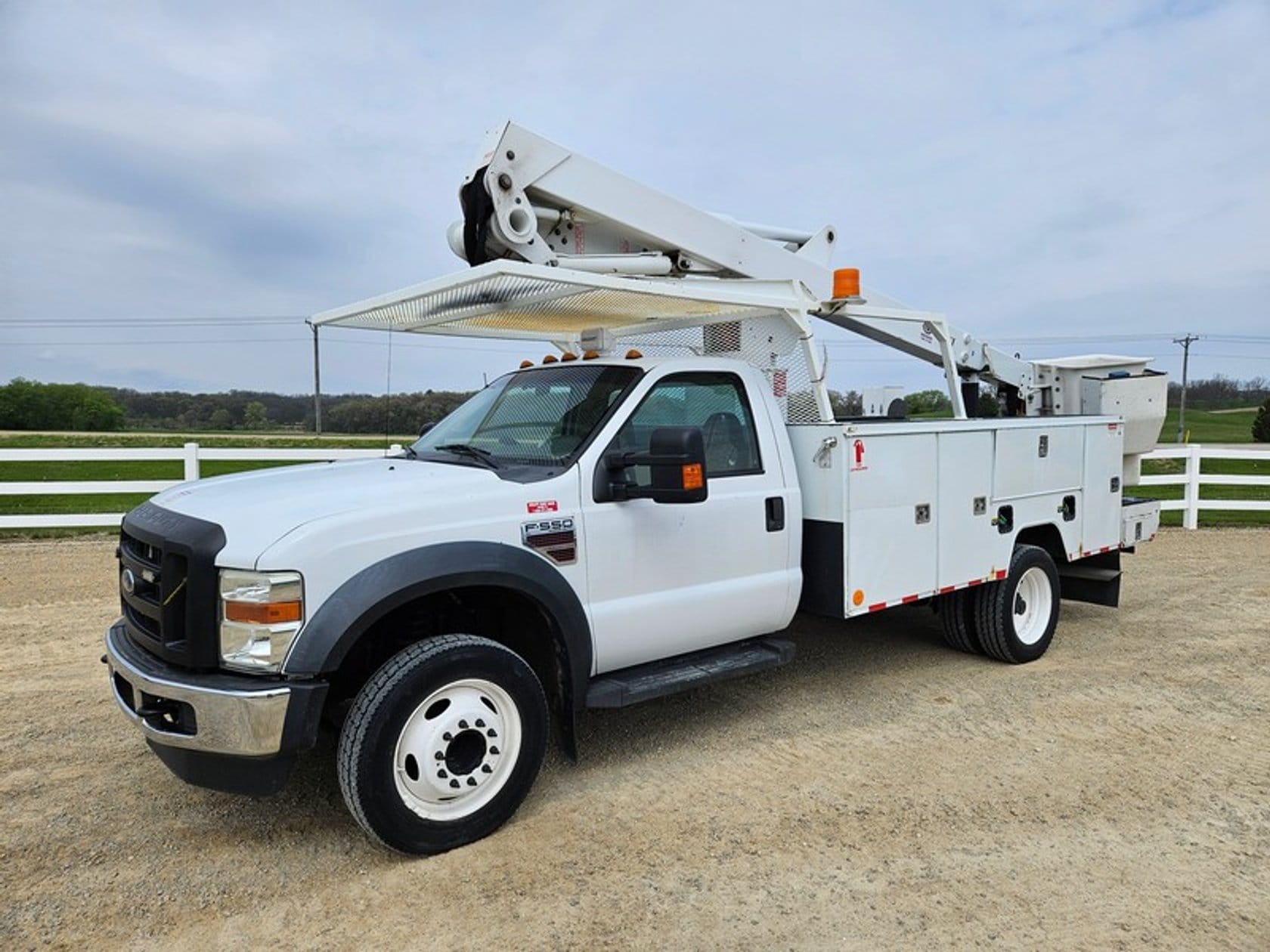 2008 Ford F-550 Equipment Image0
