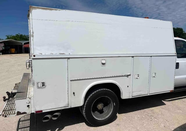 Image of Ford F-550 equipment image 4