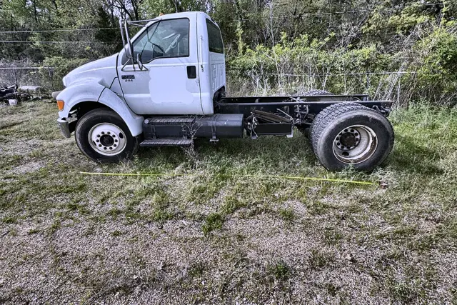 Image of Ford F-750 equipment image 4