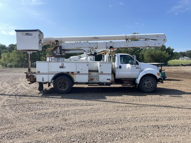 Image of Ford F-750 equipment image 4