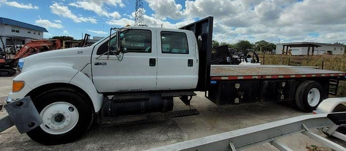 2008 Ford F-750 Equipment Image0