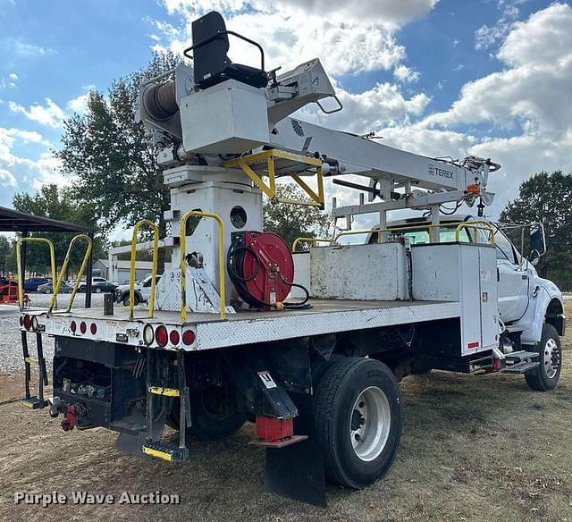 Image of Ford F-750 equipment image 4