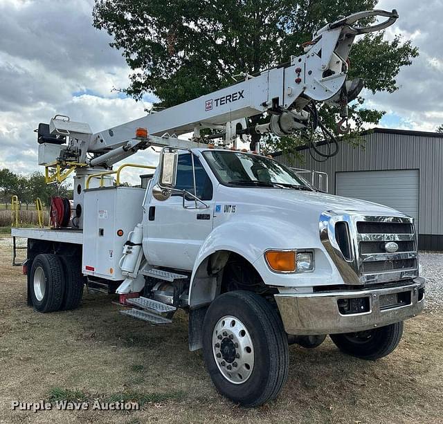 Image of Ford F-750 equipment image 2