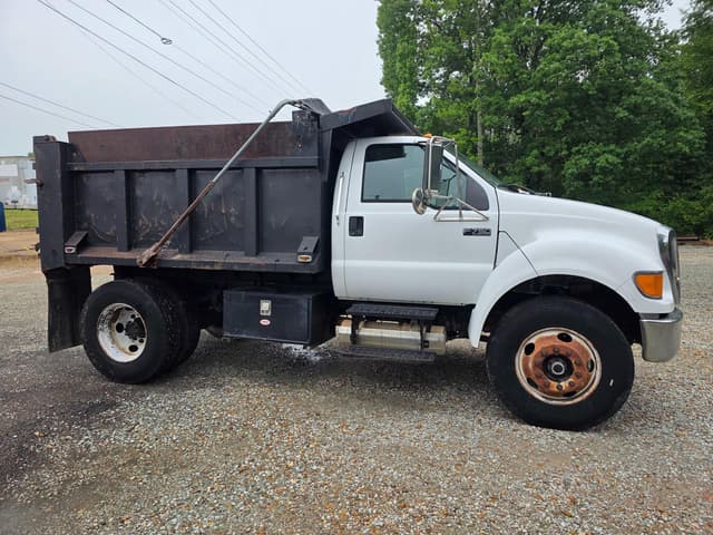Image of Ford F-750 equipment image 2
