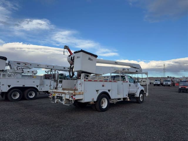 Image of Ford F-750 equipment image 4