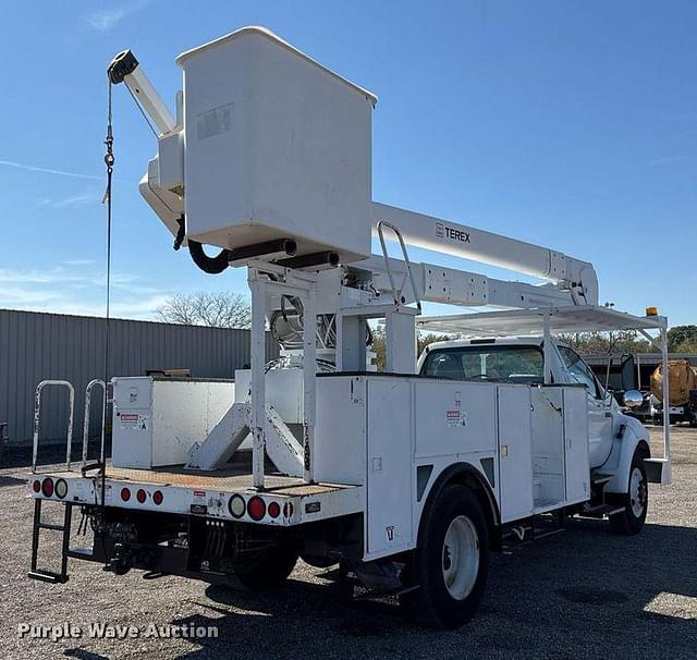 Image of Ford F-750 equipment image 4