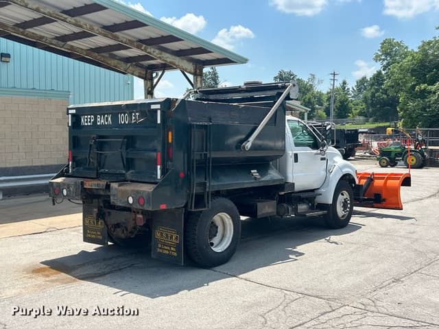 Image of Ford F-750 equipment image 4