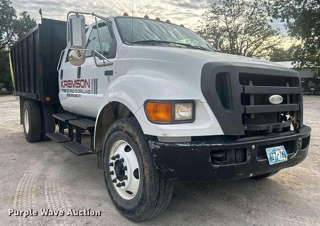 Image of Ford F-750 equipment image 2