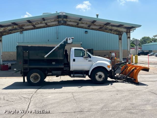 Image of Ford F-750 equipment image 3