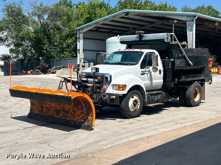 2008 Ford F-750 Equipment Image0