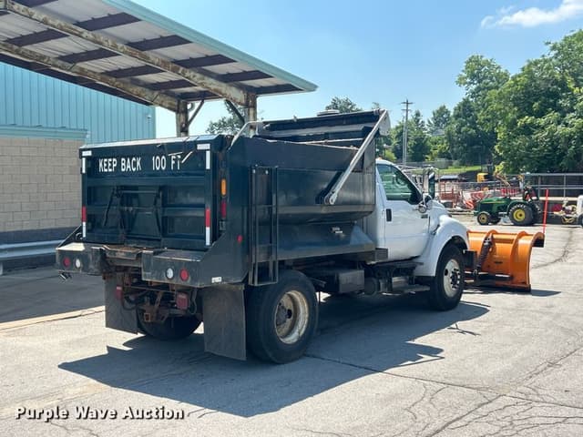 Image of Ford F-750 equipment image 4