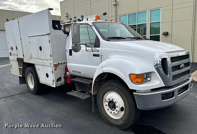 Image of Ford F-750 equipment image 2