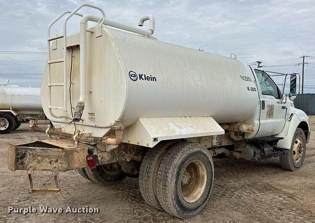 Image of Ford F-750 equipment image 4