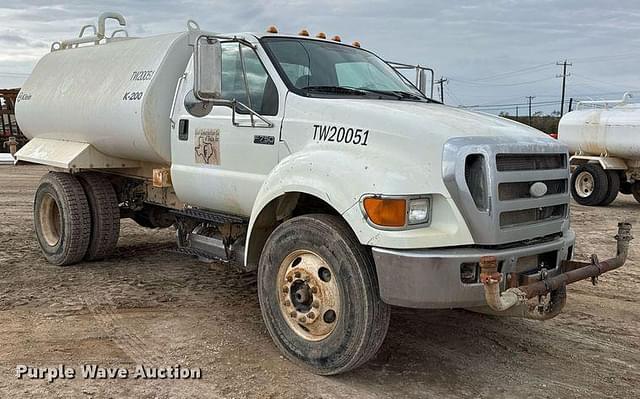 Image of Ford F-750 equipment image 2