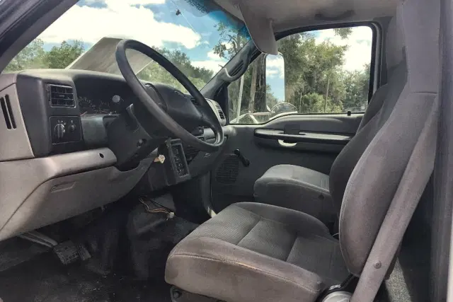 Image of Ford F-750 equipment image 4