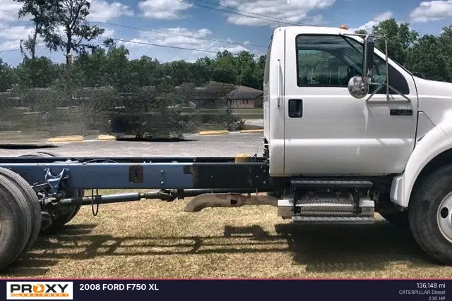 Image of Ford F-750 equipment image 4