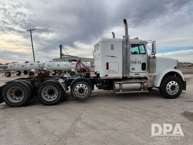 Image of Freightliner 120 equipment image 3