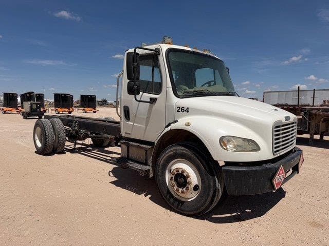 Image of Freightliner Business Class M2 106 equipment image 2