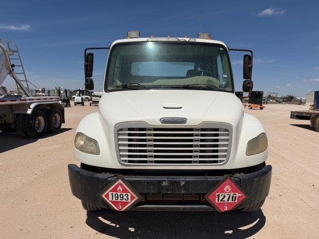 Image of Freightliner Business Class M2 106 equipment image 1