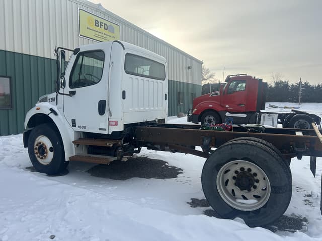 Image of Freightliner Business Class M2 106 equipment image 1
