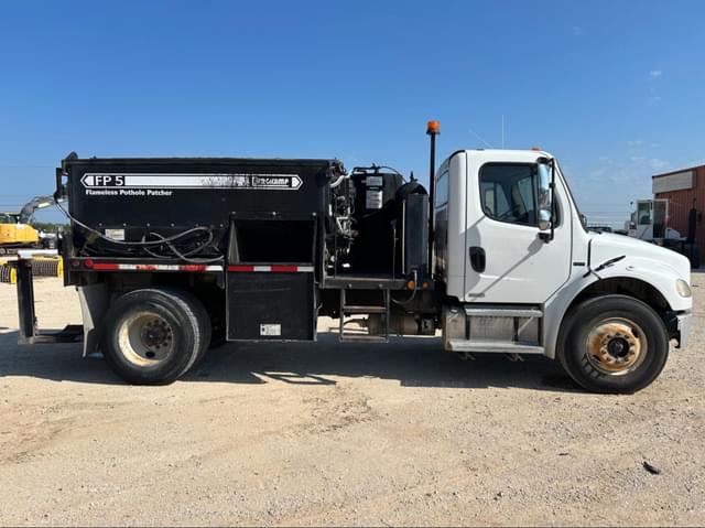 Image of Freightliner Business Class M2 106 equipment image 3