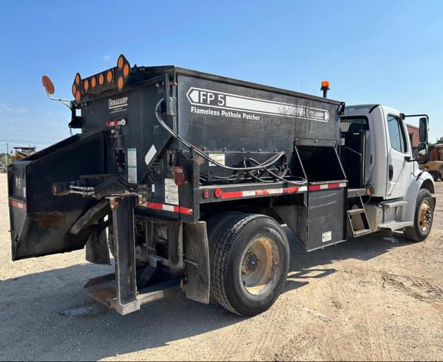 Image of Freightliner Business Class M2 106 equipment image 4