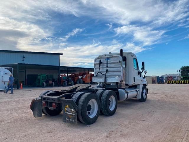 Image of Freightliner Cascadia 125 equipment image 4