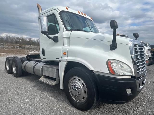 Image of Freightliner Cascadia equipment image 1