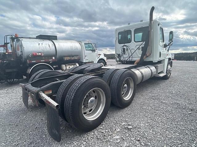 Image of Freightliner Cascadia equipment image 2