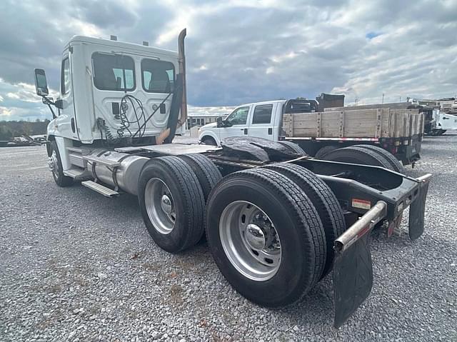 Image of Freightliner Cascadia equipment image 3