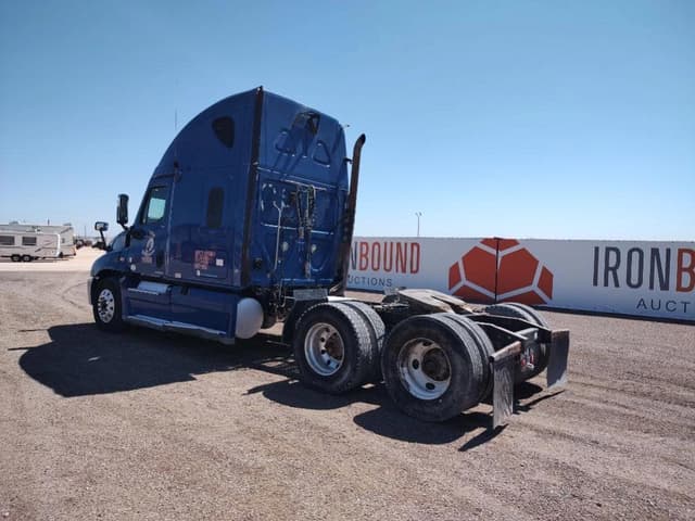 Image of Freightliner Cascadia equipment image 2