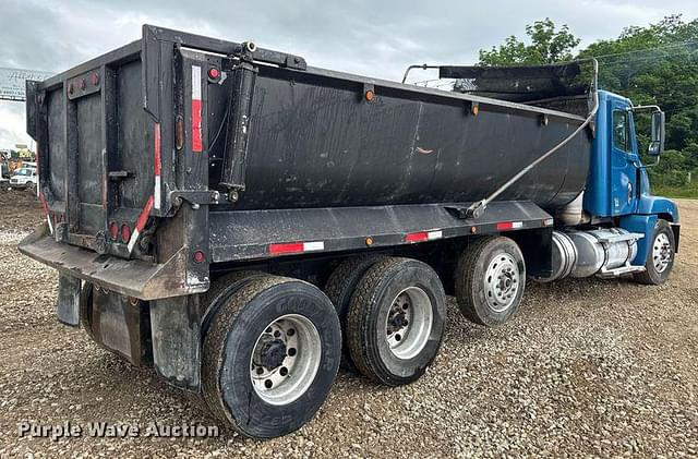 Image of Freightliner Century Class S/T equipment image 4