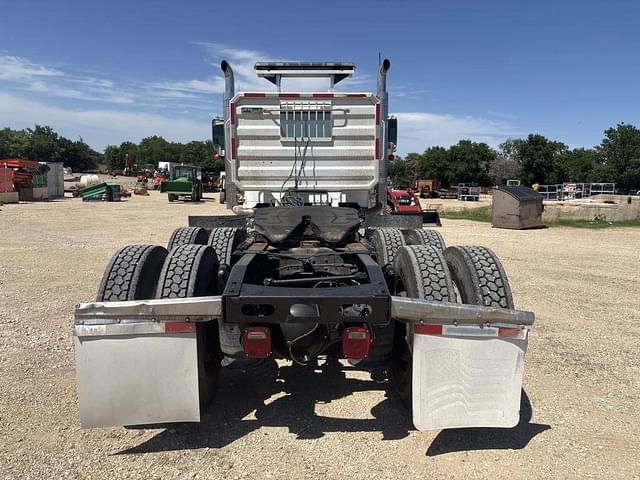 Image of Freightliner Classic equipment image 3