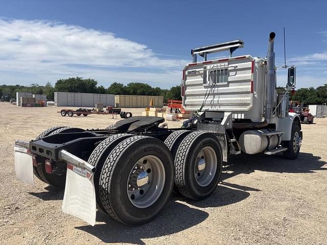Image of Freightliner Classic equipment image 4
