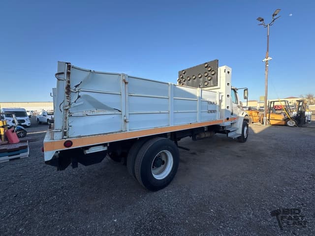 Image of Freightliner M2 106 equipment image 4