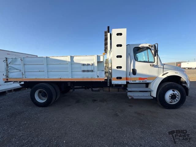 Image of Freightliner M2 106 equipment image 3