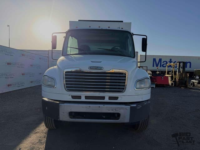 Image of Freightliner M2 106 equipment image 1